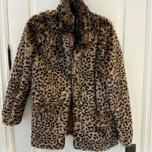 Selling a medium Print coat that’s warm and fashionable . Comfy and oversized - Picture 1 of 1